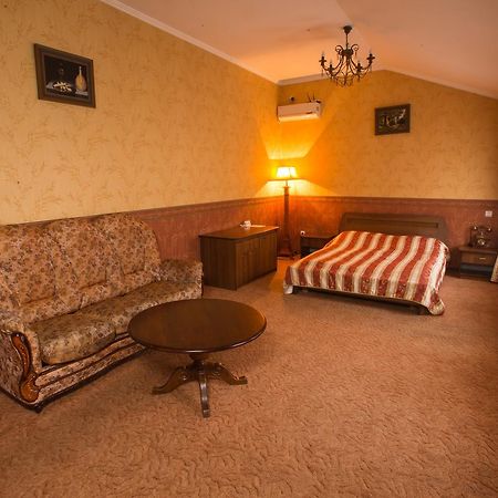 Magnat Lux Hotel Tsjernivsi Buitenkant foto