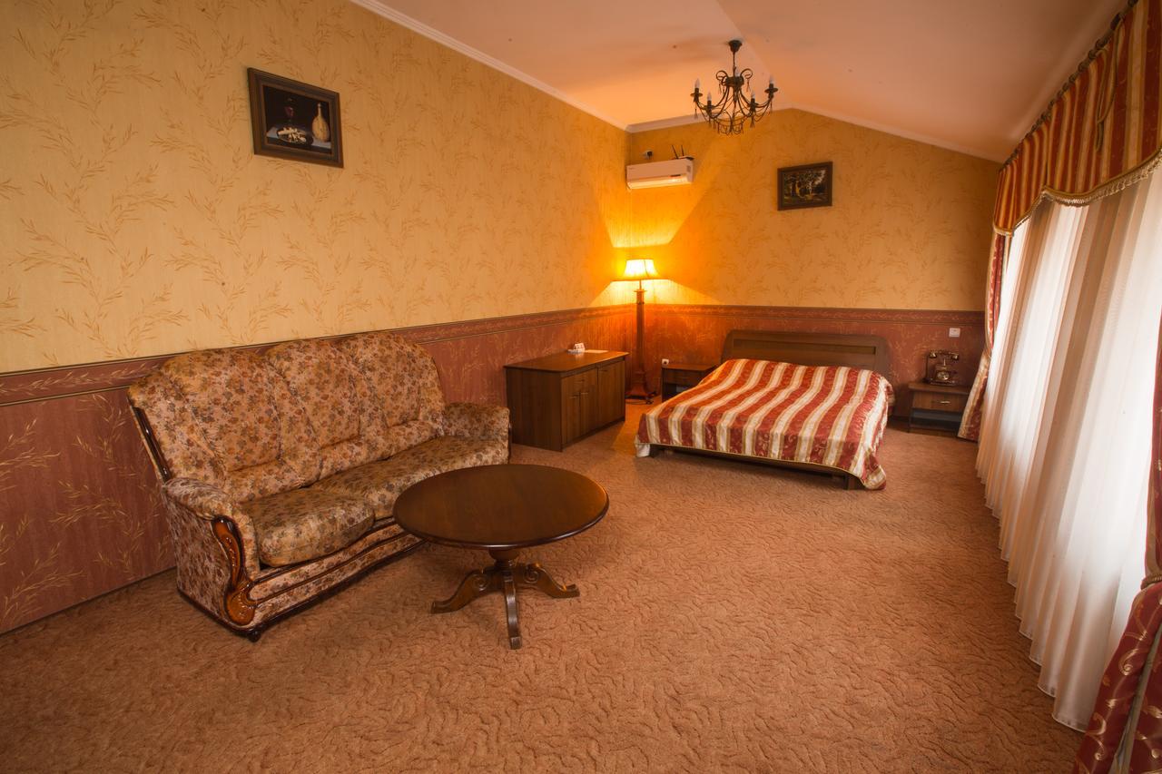Magnat Lux Hotel Tsjernivsi Buitenkant foto