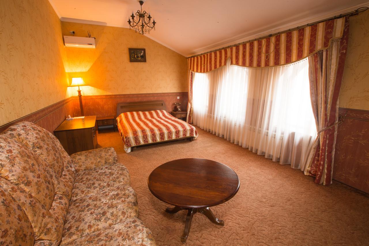 Magnat Lux Hotel Tsjernivsi Buitenkant foto