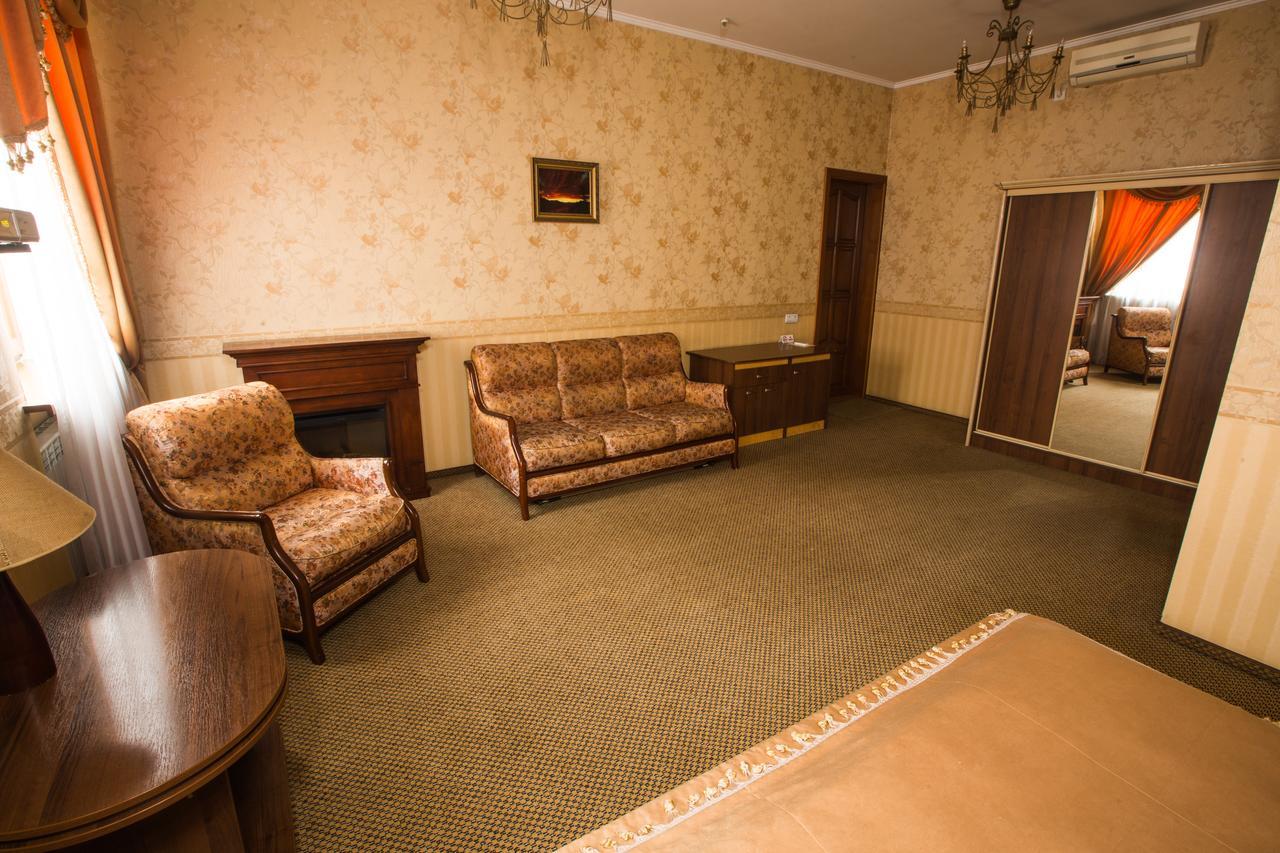 Magnat Lux Hotel Tsjernivsi Buitenkant foto