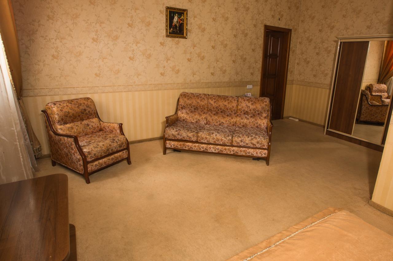 Magnat Lux Hotel Tsjernivsi Buitenkant foto