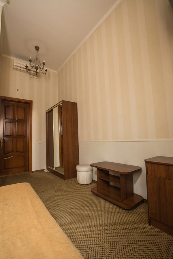 Magnat Lux Hotel Tsjernivsi Buitenkant foto