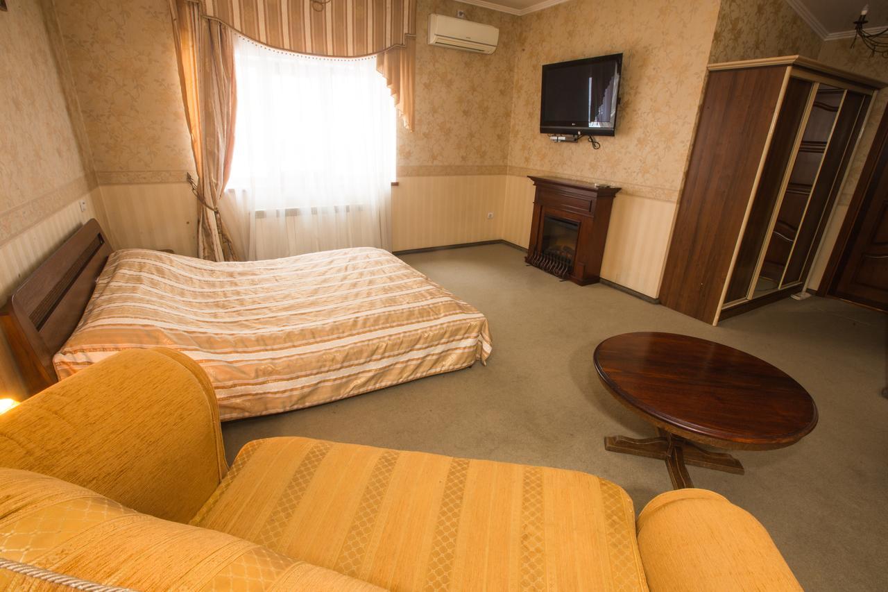 Magnat Lux Hotel Tsjernivsi Buitenkant foto
